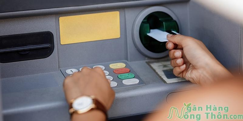 Đưa thẻ vào khe nhận ATM