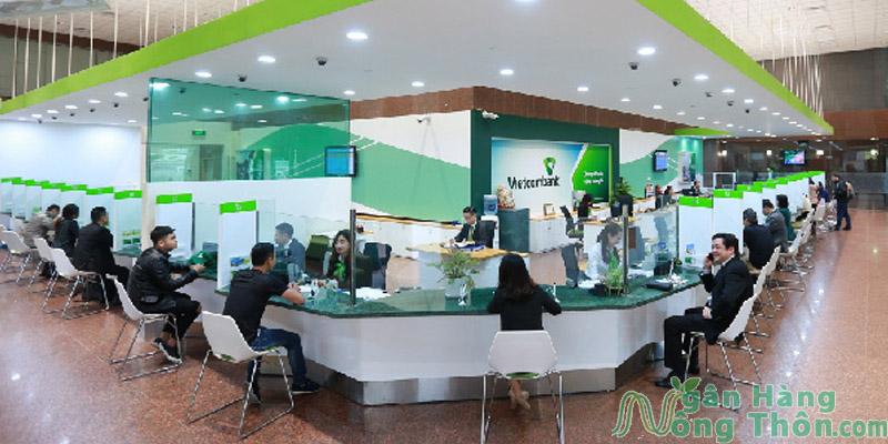 Đến quầy ngân hàng Vietcombank