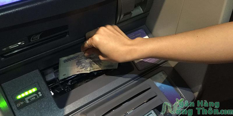 Đưa tiền vào cây ATM