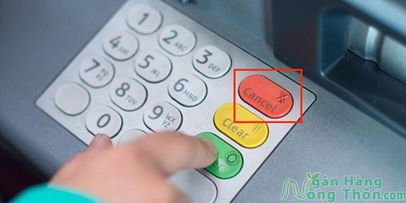 Bị nuốt thẻ Techcombank ở cây ATM ngân hàng khác phải làm sao?