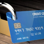 Thẻ và Tài khoản ngân hàng bị khoá có rút tiền được không?