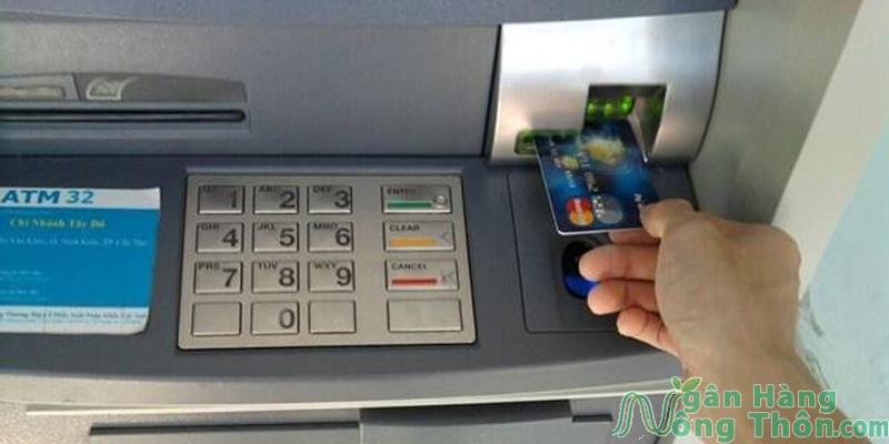 Liên hệ ngay với ngân hàng nếu bị nuốt thẻ ATM