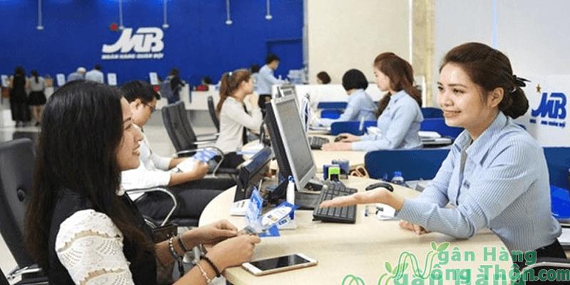 Đến trực tiếp ngân hàng để được hỗ trợ cấp mật khẩu